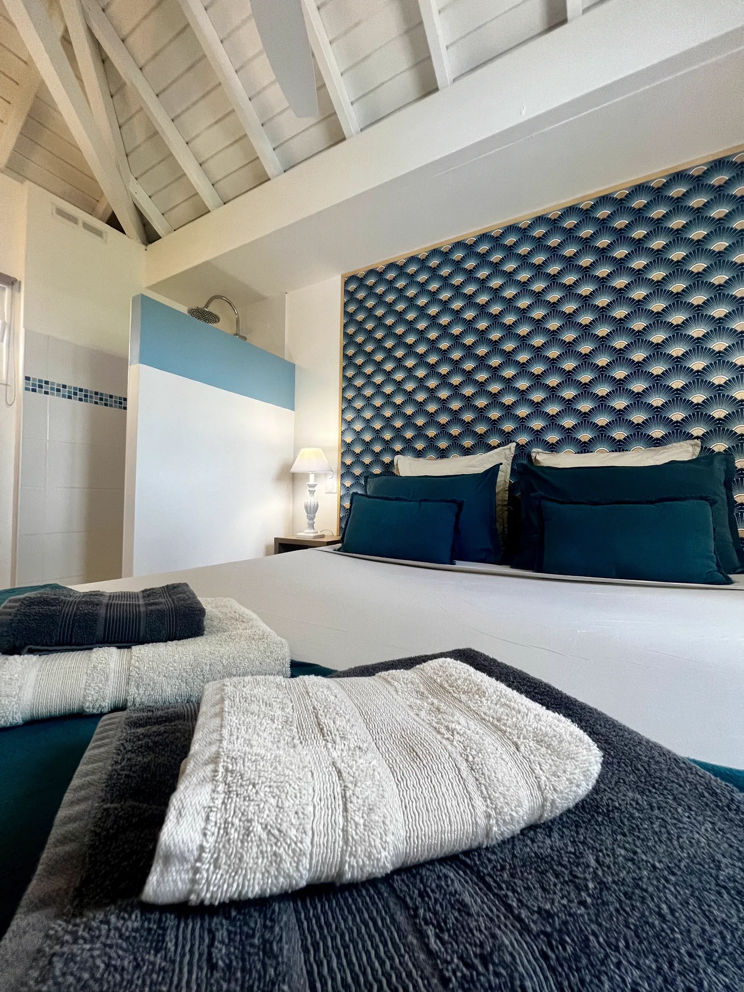 Chambre avec lit double et tête de lit bleu canard