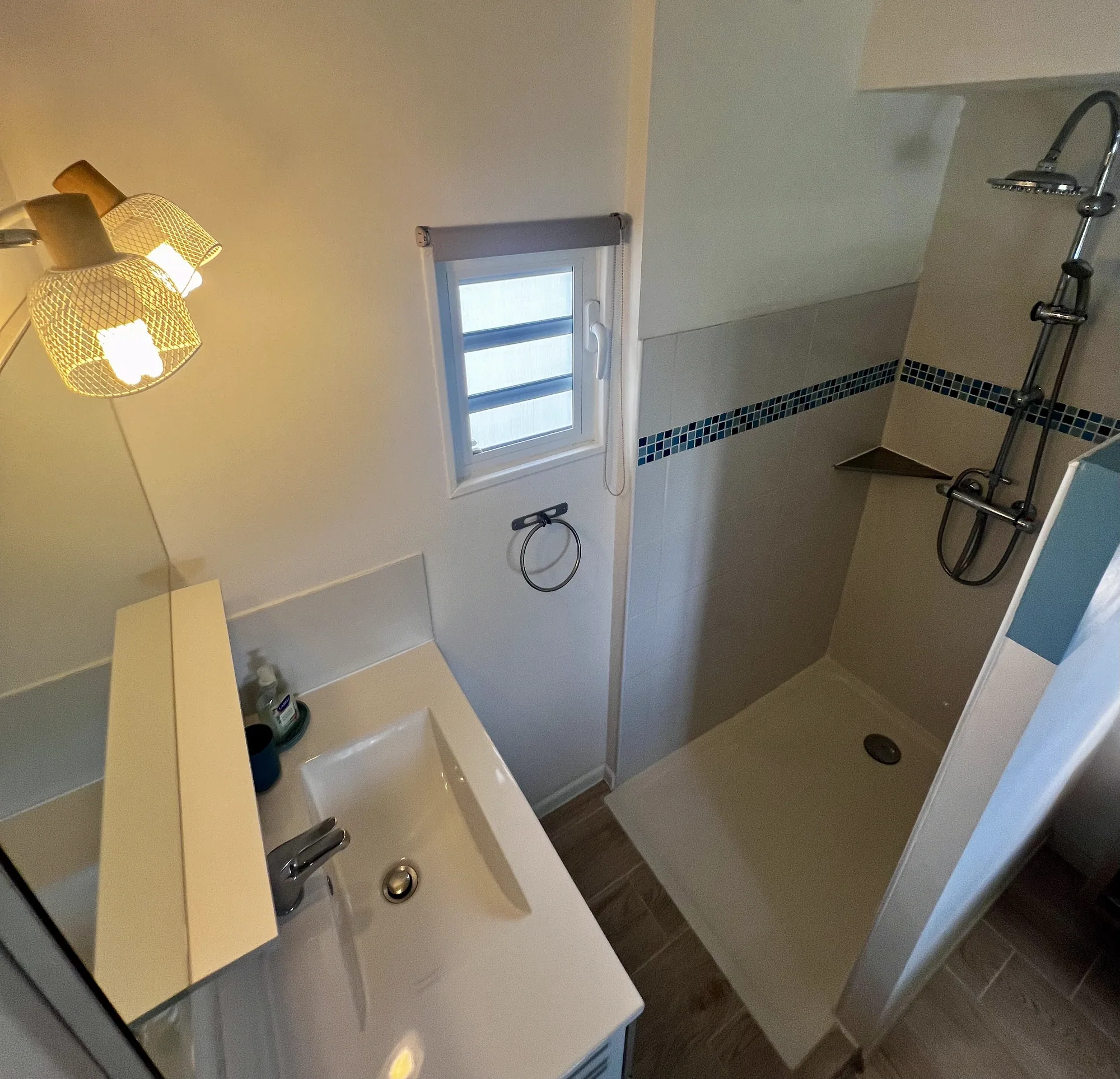 Salle d'eau avec douche à l'italienne