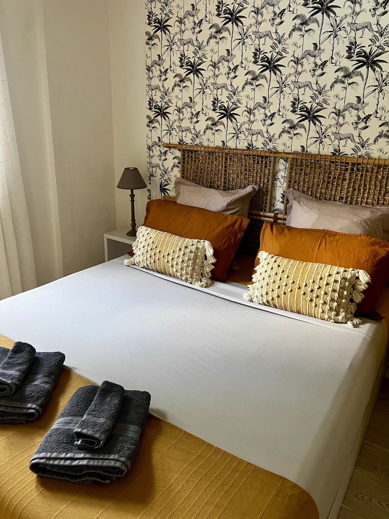 Chambre climatisée à la décoration tropicale
