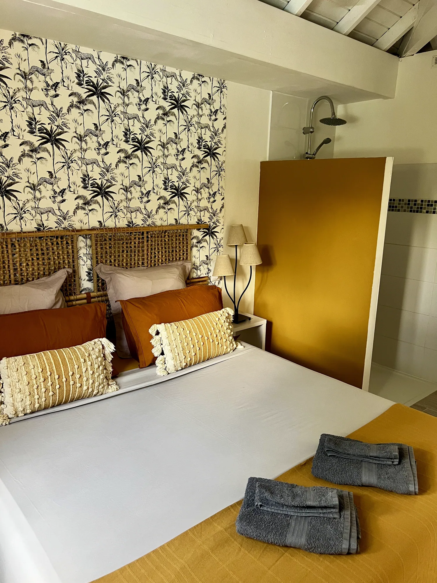 Chambre avec lit double et tête de lit en cannage