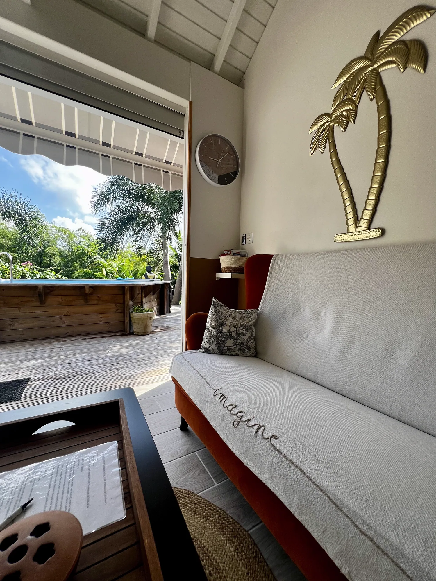 Pièce de vie ouverte sur la terrasse et la piscine