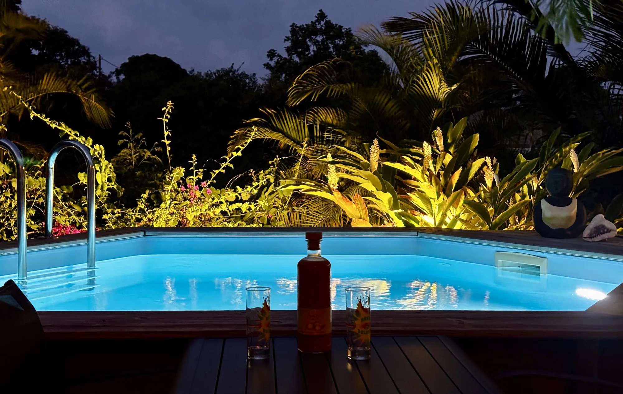 Piscine éclairée à la tombée de la nuit