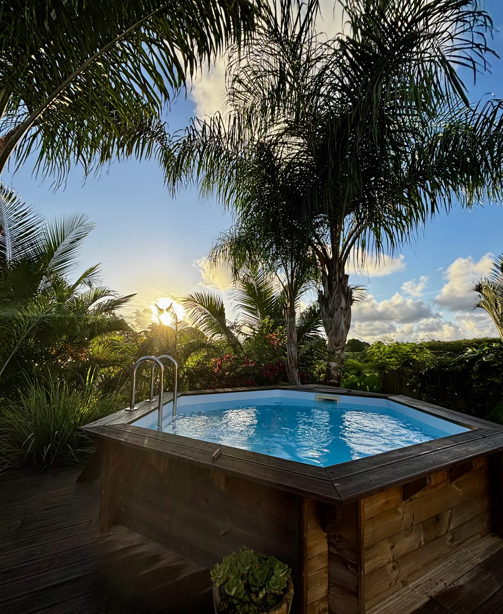 Piscine privée au coucher du soleil