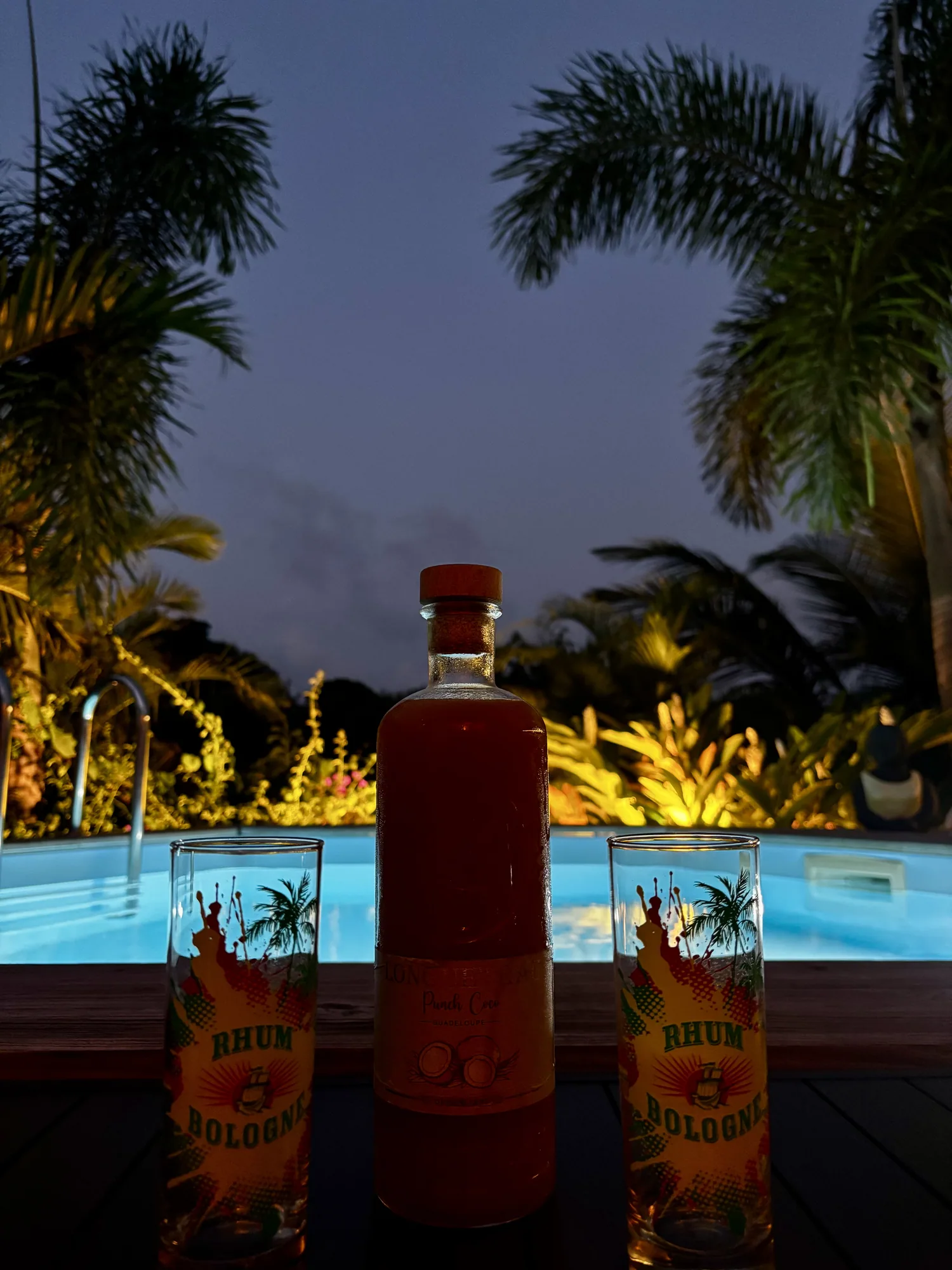 Punch créole servi au bord de la piscine