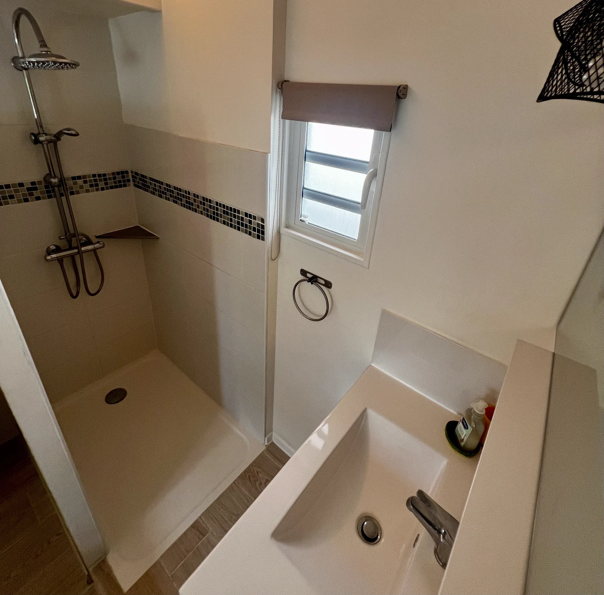 Salle d'eau avec douche à l'italienne