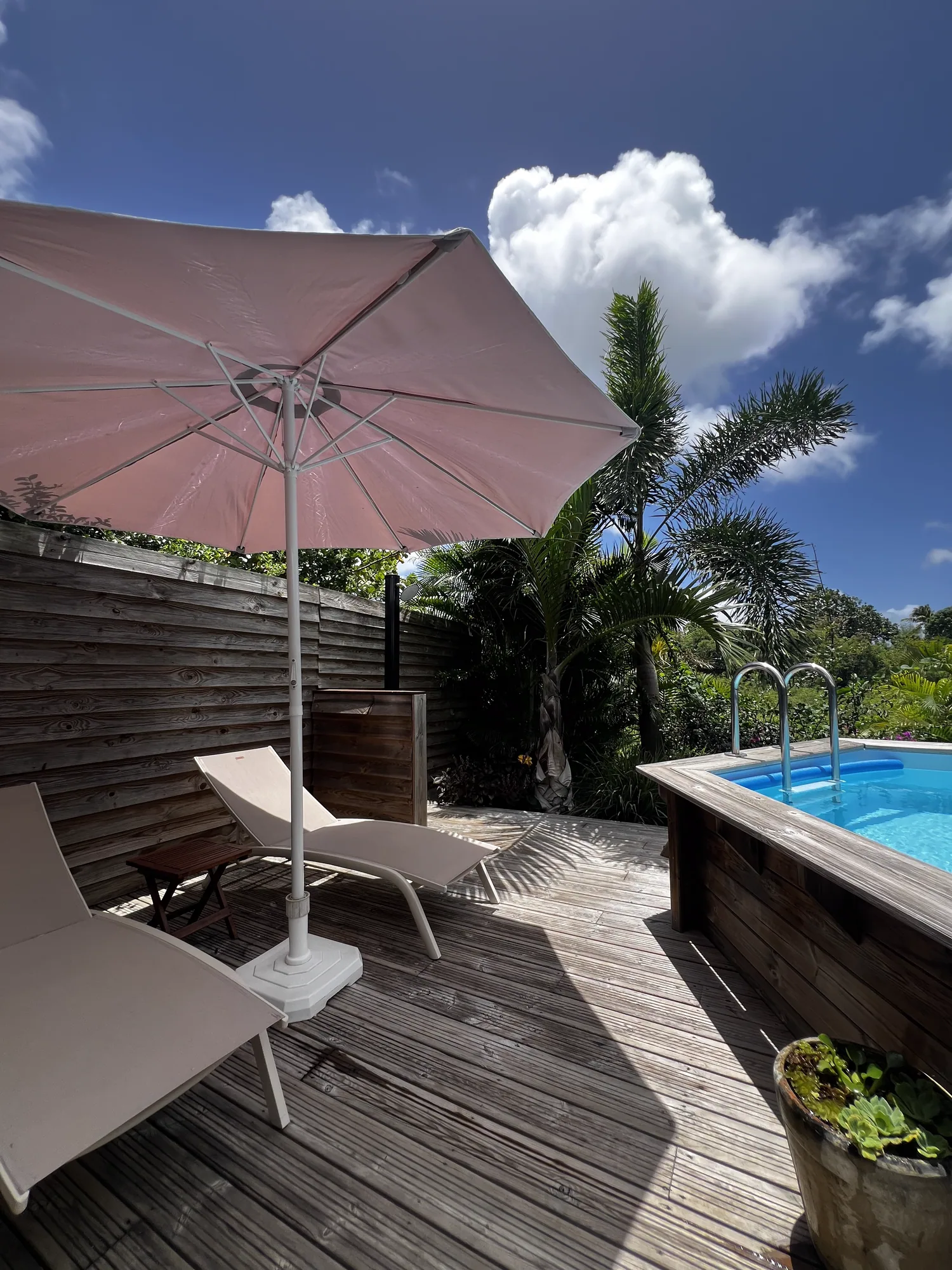 Bains de soleil sur la terrasse en bois du bungalow