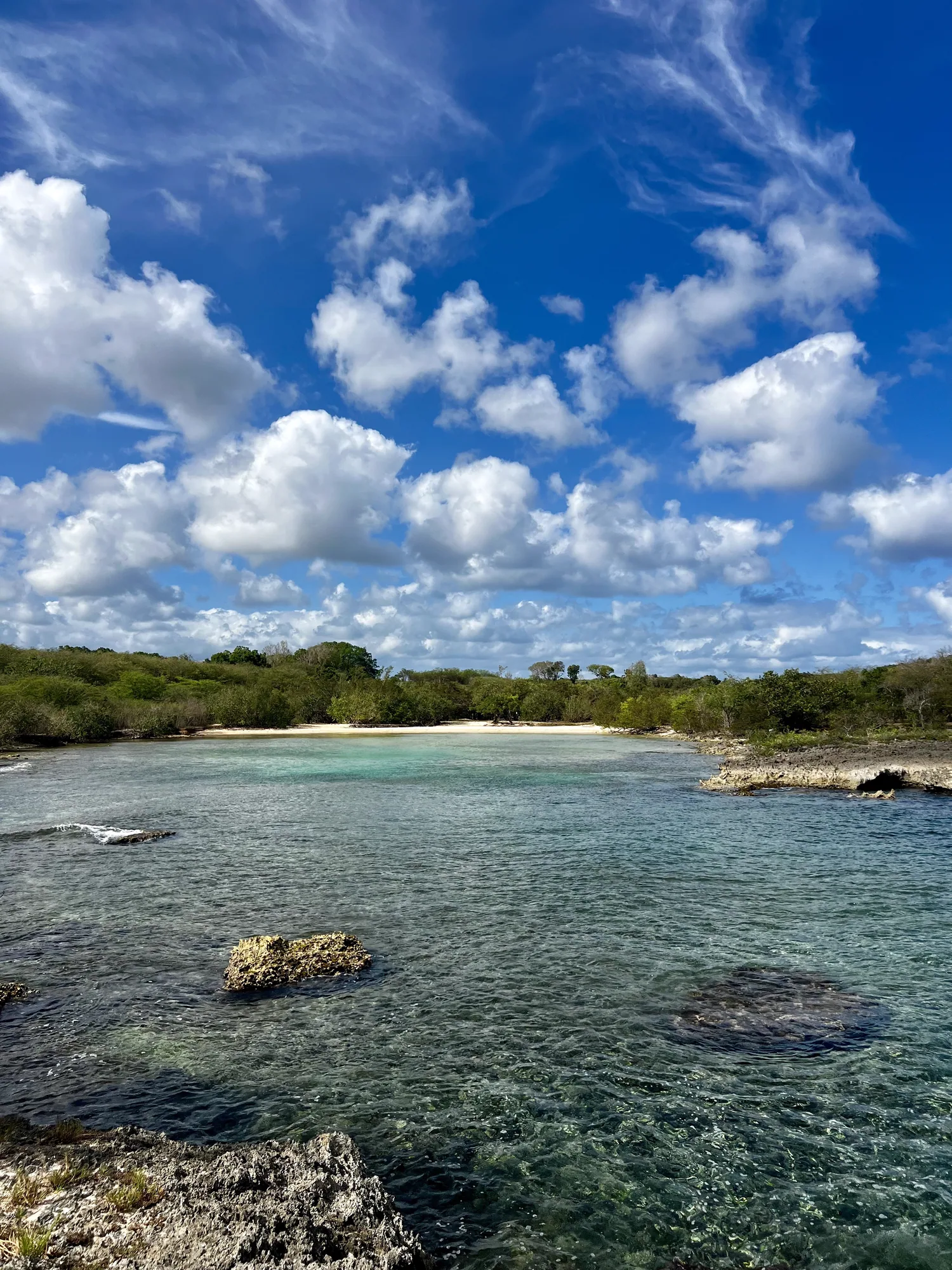 Lagon aux eaux turquoise