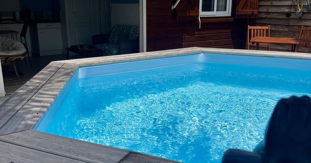 Piscine privée éclairée sous les palmiers, la nuit, à La Papaye d'Or
