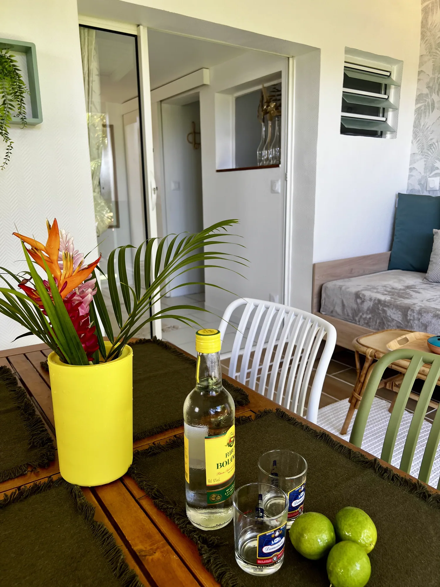Coin repas avec fleur tropicale